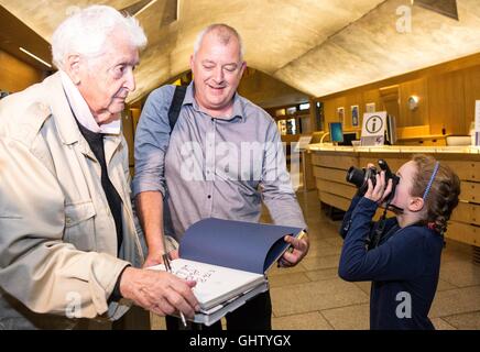 Edinburgh, Regno Unito. 11 Ago, 2016. Fotografo scozzese, Harry Benson assiste il lancio della sua mostra, vedendo in America presso il parlamento scozzese di Edimburgo Credito: Richard Dyson/Alamy Live News Foto Stock