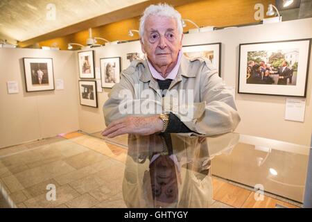 Edinburgh, Regno Unito. 11 Ago, 2016. Fotografo scozzese, Harry Benson assiste il lancio della sua mostra, vedendo in America presso il parlamento scozzese di Edimburgo Credito: Richard Dyson/Alamy Live News Foto Stock