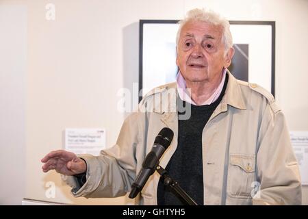 Edinburgh, Regno Unito. 11 Ago, 2016. Fotografo scozzese, Harry Benson assiste il lancio della sua mostra, vedendo in America presso il parlamento scozzese di Edimburgo Credito: Richard Dyson/Alamy Live News Foto Stock