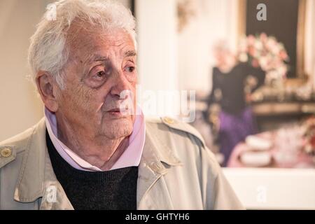 Edinburgh, Regno Unito. 11 Ago, 2016. Fotografo scozzese, Harry Benson assiste il lancio della sua mostra, vedendo in America presso il parlamento scozzese di Edimburgo Credito: Richard Dyson/Alamy Live News Foto Stock