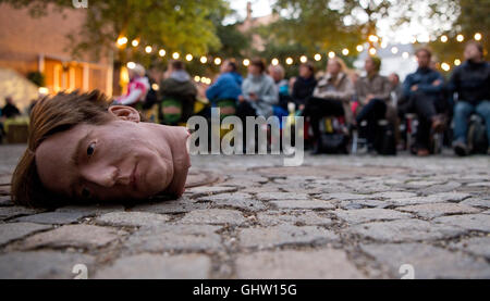 Hannover, Germania. 10 Ago, 2016. Gli attori di eseguire durante l'anteprima della versione teatrale del romanzo svedese " Hundred-Year-Old-Man risalito fuori dalla finestra e' scomparso nel cortile del teatro della città di Hannover, Germania, 10 agosto 2016. Il gioco può essere visto dal 12 al 28 agosto come parte di Sommer Hof serie teatro Schauspielhaus di Hannover. Foto: SEBASTIAN GOLLNOW/dpa/Alamy Live News Foto Stock