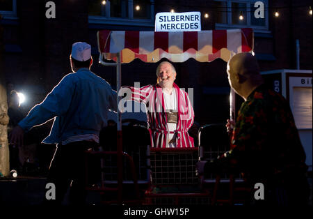 Hannover, Germania. 10 Ago, 2016. Gli attori di eseguire durante l'anteprima della versione teatrale del romanzo svedese " Hundred-Year-Old-Man risalito fuori dalla finestra e' scomparso nel cortile del teatro della città di Hannover, Germania, 10 agosto 2016. Il gioco può essere visto dal 12 al 28 agosto come parte di Sommer Hof serie teatro Schauspielhaus di Hannover. Foto: SEBASTIAN GOLLNOW/dpa/Alamy Live News Foto Stock