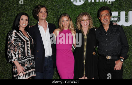 West Hollywood, CA, Stati Uniti d'America. 10 Ago, 2016. 10 Agosto 2016 - West Hollywood, California. Paget Brewster, Matthew Gray Gubler, AJ Cook, Kirsten Vangsness, Joe Mantegna. 2016 CBS, CW, Showtime Summer TCA Party al Pacific Design Center. Photo credit: Birdie Thompson/AdMedia © Birdie Thompson/AdMedia/ZUMA filo/Alamy Live News Foto Stock