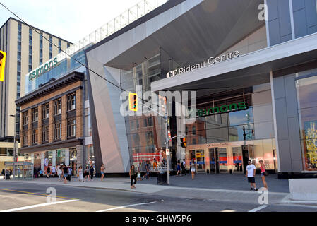 Ottawa, Canada - 11 agosto 2016: Il nuovo Cadillac Fairview Rideau Center aperto al pubblico dopo 3 anni di lavori di ristrutturazione. Il centro commerciale è stato notevolmente ampliato e contiene più high end negozi. Credito: Paolo McKinnon/Alamy Live News Foto Stock