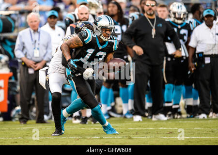 Baltimore, Stati Uniti d'America. 11 Ago, 2016. KELVIN BENJAMIN (13) viene affrontato da SHAREECE WRIGHT durante i primi 2016 pre-stagione partita di calcio a M&T Bank Stadium, Baltimore, Maryland. Credito: Amy Sanderson/ZUMA filo/Alamy Live News Foto Stock