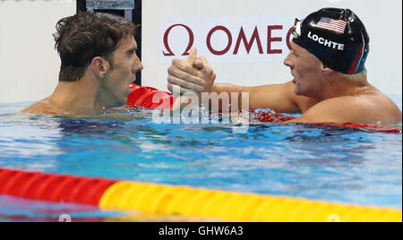 Rio De Janeiro, Brasile. 11 Ago, 2016. Michael Phelps (L) degli Stati Uniti celebra con Ryan Lochte degli Stati Uniti dopo gli uomini 200m singoli medley finale al 2016 Rio in occasione dei Giochi Olimpici di Rio de Janeiro, Brasile, il 11 agosto, 2016. Michael Phelps ha vinto la medaglia d'oro. Credito: Cao può/Xinhua/Alamy Live News Foto Stock