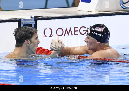 Rio De Janeiro, Brasile. 11 Ago, 2016. Michael Phelps (L) degli Stati Uniti celebra con Ryan Lochte degli Stati Uniti dopo gli uomini 200m singoli medley finale al 2016 Rio in occasione dei Giochi Olimpici di Rio de Janeiro, Brasile, il 11 agosto, 2016. Michael Phelps ha vinto la medaglia d'oro. Credito: Qi Heng/Xinhua/Alamy Live News Foto Stock
