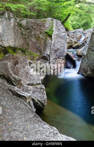 Lost River in stretto parente tacca di Woodstock, New Hampshire durante i mesi estivi. Foto Stock