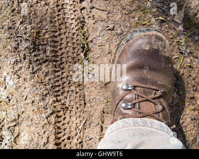 Avvio a piedi e in bicicletta i contrassegni di battistrada sul sentiero fangoso Foto Stock