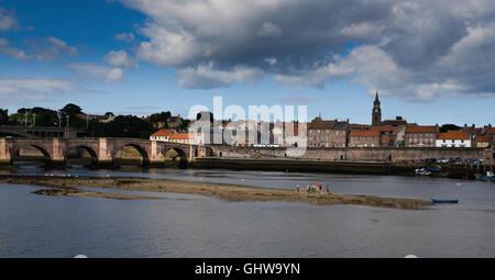 Berwick upon Tweed visto dal Tweedmouth con il Ponte Vecchio, la Guildhall, Mura e tradizionali di pesca al salmone in gardo Foto Stock