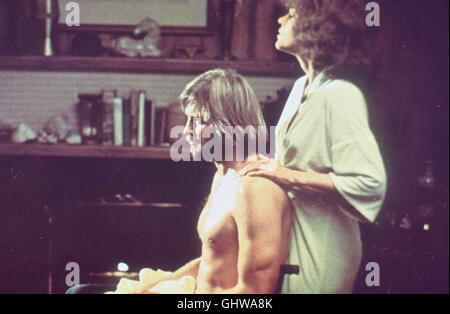 Tornando a casa - SIE KEHREN HEIM- ARD 1.35 Während ihres freiwilligen Dienstes in einem Militärhospital lernt Sally (Jane Fonda) den Vietnamkriegs-Invaliden Luca Martin (JON VOIGHT) kennen und es entwickelt sich eine tiefe Liebesbeziehung zwischen den Beiden... Regie: Hal Ashby aka. Tornando a casa Foto Stock