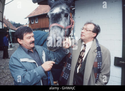 POLIZEIRUF 110- Ein ehemaliger Kollege von Kommissar Schmücke, Herbert Schneider (WOLFGANG WINKLER), hilft ihm bei der Suche nach einem brutalen Pferdemörder. Foto: K. Schmücke (JAECKI SCHWARZ) und Herbert Schneider (WOLFGANG WINKLER) Regie: Matti Geschonneck aka. Der PferdemÜrder Foto Stock