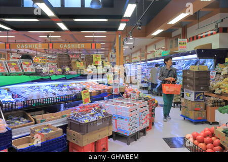 La gente acquista presso un supermercato nella zona Nanba di Osaka in Giappone. Foto Stock