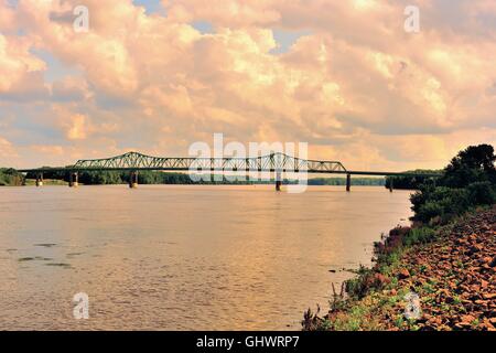 Un ponte autostradale che collega Illinois e Iowa su una manica occidentale del fiume Mississippi a Clinton, Iowa, USA. Foto Stock