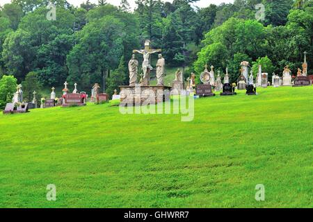 Il cimitero di San Donato la Chiesa cattolica di San Donato, Iowa, USA. Foto Stock