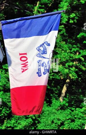 Indicatore di stato di Iowa pendente da un negozio di fronte a Dubuque, Iowa, USA. Foto Stock