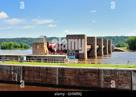 Bloccare e Dam No.10 sul fiume Mississippi in Guttenberg, Iowa costruito dall'US Army Corpo degli Ingegneri. Guttenberg, Iowa, USA. Foto Stock