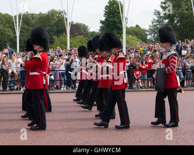 La banda delle guardie di Coldstream marzo verso Buckingham palace in preparazione per la cerimonia del cambio della guardia Foto Stock