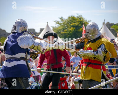 Tudor cavalieri in combattimento utilizzando polearms e usura cablaggio completo Foto Stock