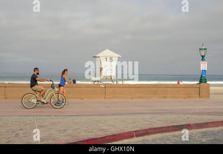 Le persone sulla missione Beach Boardwalk. San Diego, California. Foto Stock