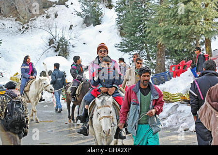 I turisti che partecipano in inverno attività di trekking in innevato montagna himalayana varia in Manali, India Foto Stock
