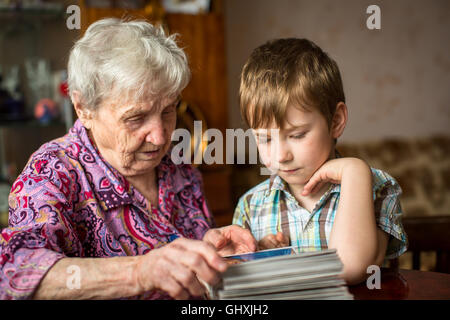 Nonna nipote mostra album fotografico. Foto Stock
