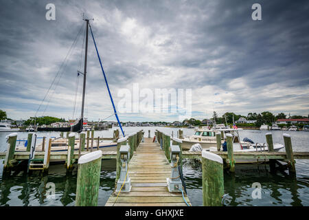 Barche e ormeggiata nel porto di Hyannis Cape Cod, Massachusetts. Foto Stock