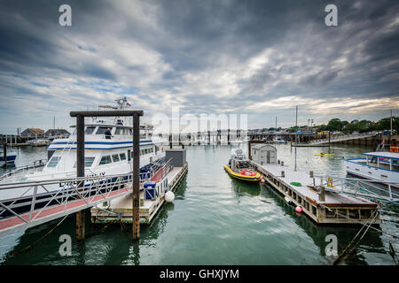 Barche ormeggiate presso il molo di MacMillan, in a Provincetown, Cape Cod, Massachusetts. Foto Stock