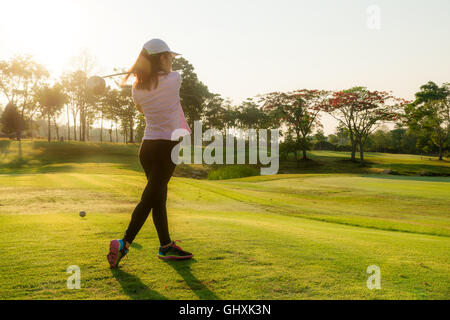 Donna asiatica golfista giocando a golf al campo da golf in estate. Foto Stock