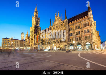 Panorama notturno di Marienplatz e Munich city hall di Monaco di Baviera, Germania. Foto Stock