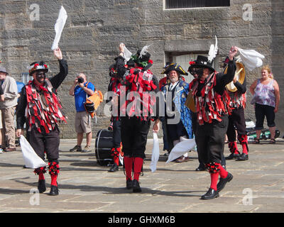 Tradizionale Morris ballerini danzare al di fuori della torre quadrata in old Portsmouth, Inghilterra Foto Stock