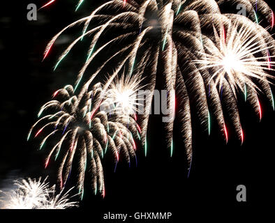 Mostra con grande coloratissimi fuochi d'artificio nella notte buia Foto Stock