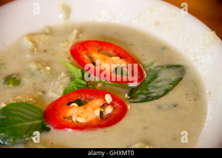 Tom Kha Gai, Tailandese di cocco zuppa di curry tailandese presso la scuola di cucina Foto Stock