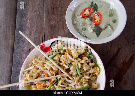 Fresco e delizioso Pad Thai e Thai Zuppa di cocco presso una scuola di cucina in Thailandia. Foto Stock