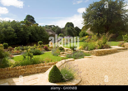 Regno Unito. Un nuovo giardino con arbusti in confini e nuovi paesaggi di pietra calcarea. Foto Stock