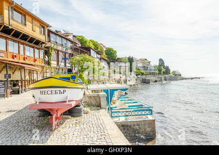 NESSEBAR, Sunny Beach, Bulgaria - 2 maggio: Accogliente street sulle rive della vecchia città turistica, il 2 maggio 2016 a Nessebar, soleggiato Bea Foto Stock