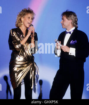 AGNETHA FÄLTSKOG artista con Ola Håkansson artista a un programma televisivo Foto Stock
