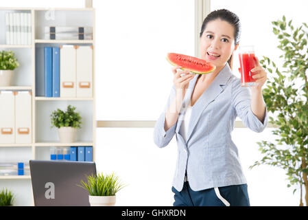 Anguria fresca succo è molto meglio di concentrato di succo di frutta in office Foto Stock