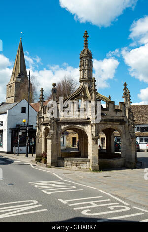 Mercato storico Croce nel sole primaverile, Malmesbury, Wiltshire, Regno Unito Foto Stock
