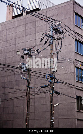 Una giunzione di overhead ordinata dei cavi di alimentazione a Kanazawa, Giappone. Foto Stock