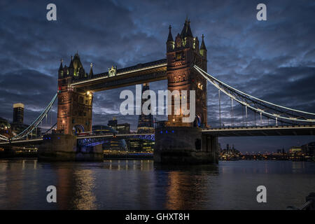 Il Tower Bridge di Londra di notte Foto Stock