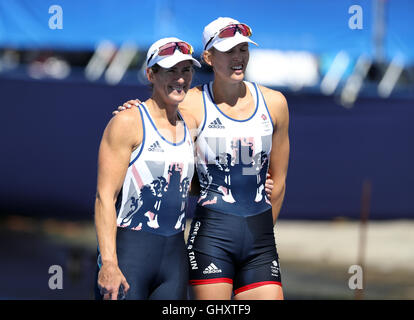 Gran Bretagna Katherine Grainger (sinistra) e Victoria Thornley con finitura in argento seguendo il doppio femminile skiff un finale a Lagoa Stadium il sesto giorno del Rio Giochi olimpici, Brasile. Foto Stock