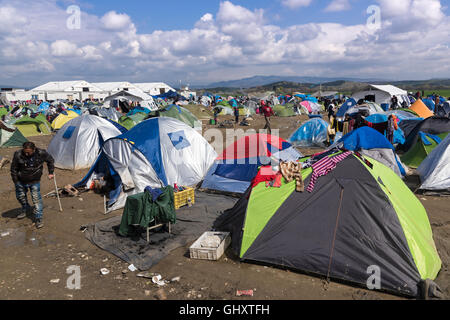 Rifugiati dalla Siria sedersi da loro tende su Marzo 17, 2015 nel campo di rifugiati di Idomeni, Grecia. Foto Stock