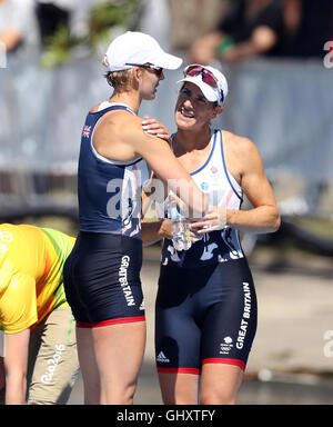 Gran Bretagna Katherine Grainger (destra) e Victoria Thornley con finitura in argento seguendo il doppio femminile skiff un finale a Lagoa Stadium il sesto giorno del Rio Giochi olimpici, Brasile. Foto Stock