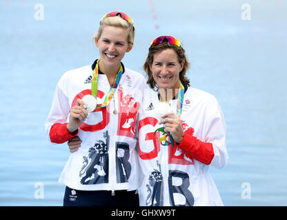 Gran Bretagna Katherine Grainger (destra) e Victoria Thornley con le loro medaglie d argento seguendo il doppio femminile skiff un finale a Lagoa Stadium il sesto giorno del Rio Giochi olimpici, Brasile. Foto Stock