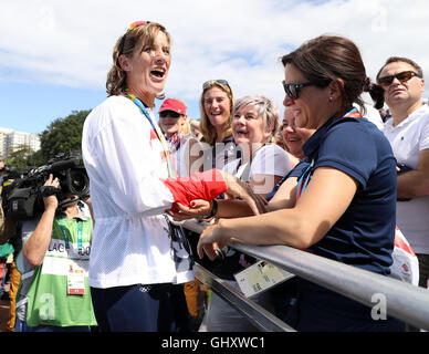 Gran Bretagna Katherine Grainger (sinistra) dopo il doppio femminile skiff un finale a Lagoa Stadium il sesto giorno del Rio Giochi olimpici, Brasile. Foto Stock