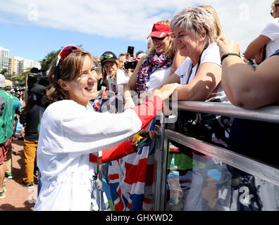 Gran Bretagna Katherine Grainger (destra) dopo il doppio femminile skiff un finale a Lagoa Stadium il sesto giorno del Rio Giochi olimpici, Brasile. Foto Stock