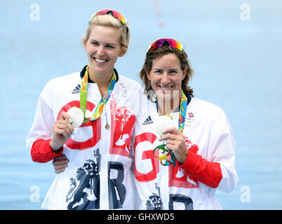 Gran Bretagna Katherine Grainger (destra) e Victoria Thornley con le loro medaglie d argento seguendo il doppio femminile skiff un finale a Lagoa Stadium il sesto giorno del Rio Giochi olimpici, Brasile. Foto Stock