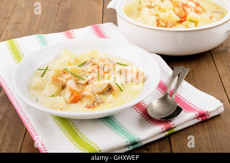 Cullen Skink, tipico cibo scozzese affumicato con eglefino, patata, cipolla e erba cipollina Foto Stock