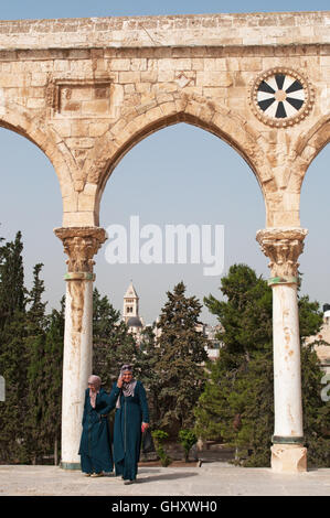 Gerusalemme: le donne musulmane sul causeway con archi sul Monte del Tempio, uno dei più importanti siti religiosi in tutto il mondo Foto Stock